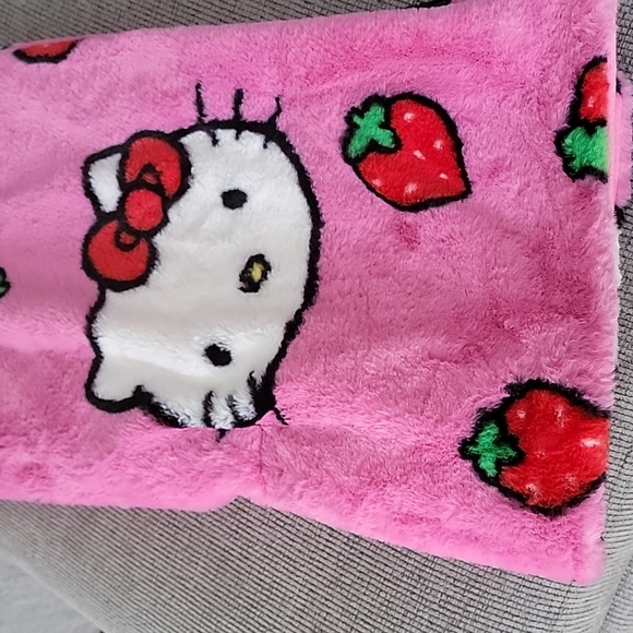 Hello Kitty Pink Strawberry Blanket - Picture 3 of 5